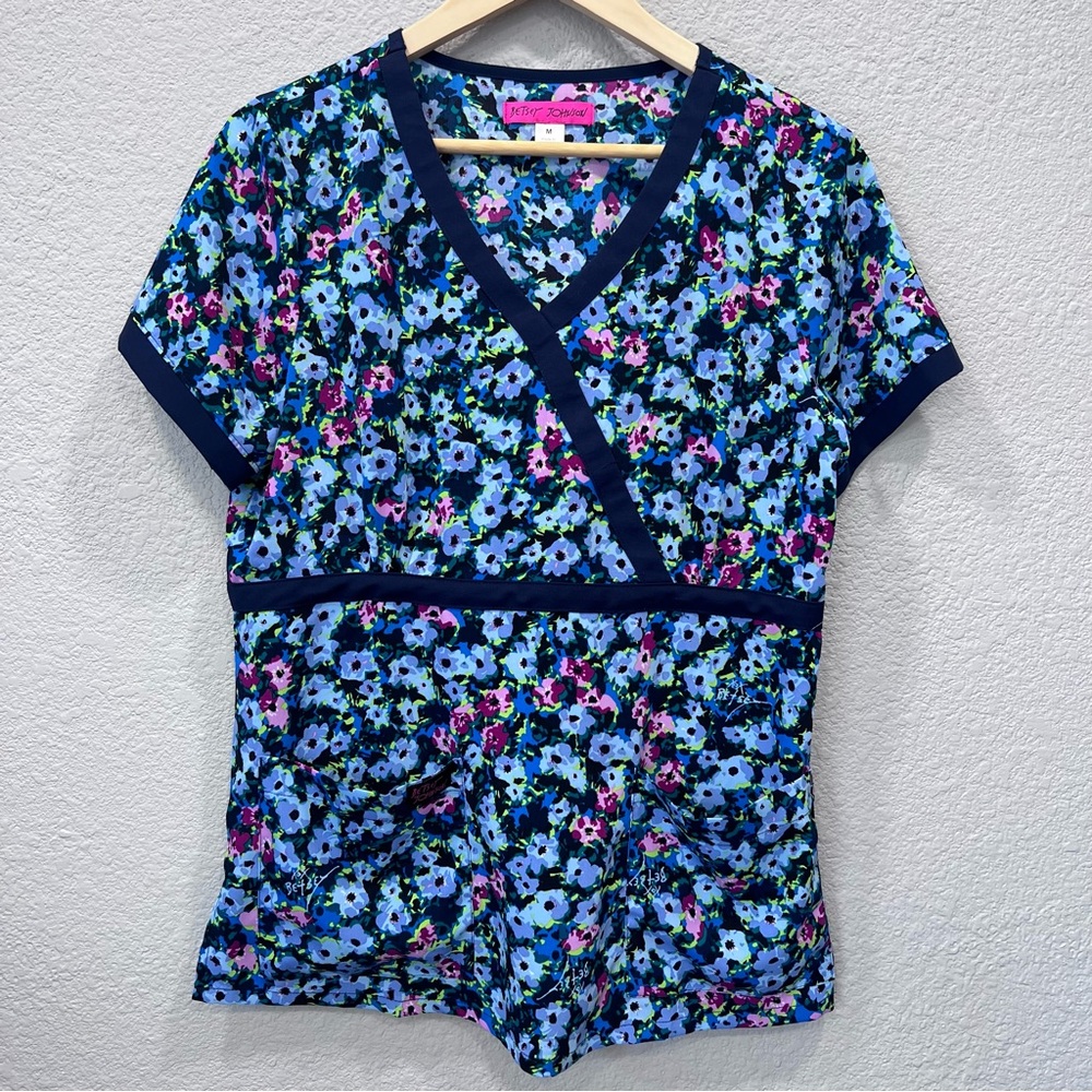 Betsey Johnson Floral Print Scrub Top Size Medium